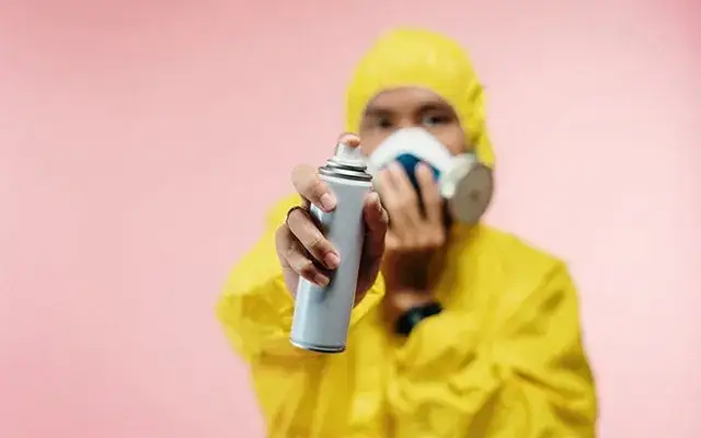 Jak prawidłowo wyrzucić opakowanie po lakierze do włosów?