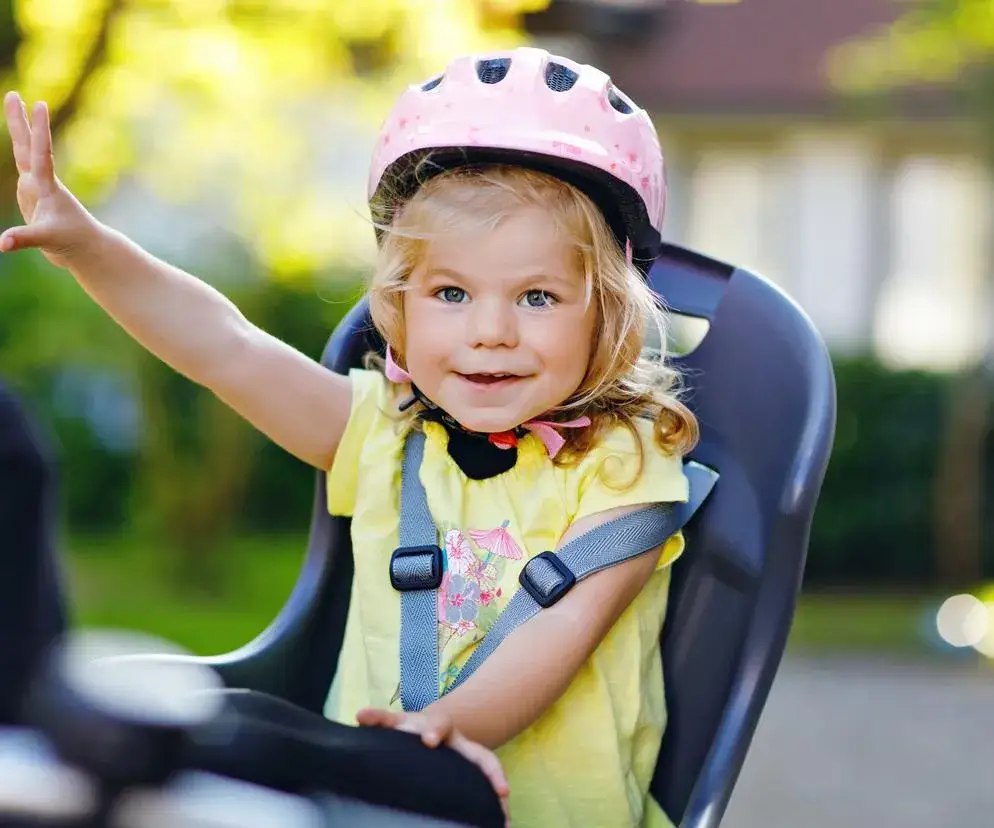 Fizjoterapeuta radzi: Od kiedy dziecko w foteliku rowerowym?