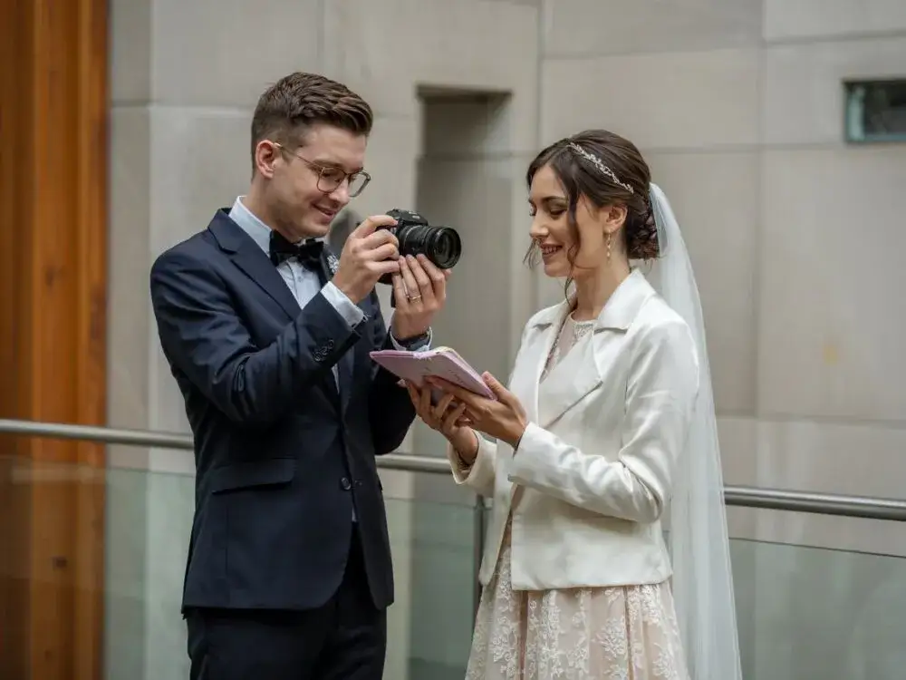 Fotograf ślub cywilny: Ile kosztuje? Co wpływa na cenę?