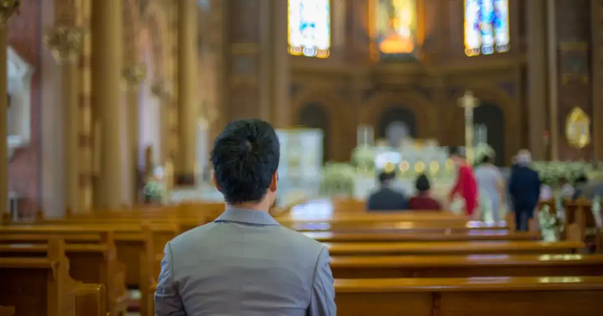 Czego nie wolno robić w kościele? Unikaj tych błędów i faux pas