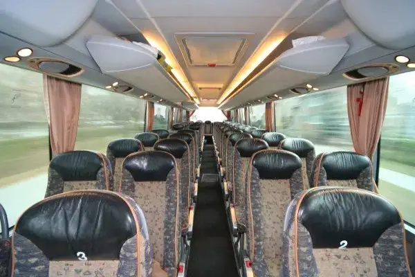 Czy w autokarach Sindbad są gniazdka? Sprawdź, co możesz ładować