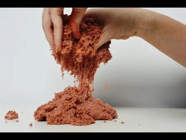 Jak zrobić piasek kinetyczny z mąki i oleju - prosty przepis dla dzieci