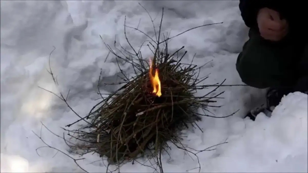 Jak rozpalić ognisko w zimie - sprawdzone metody na trudne warunki