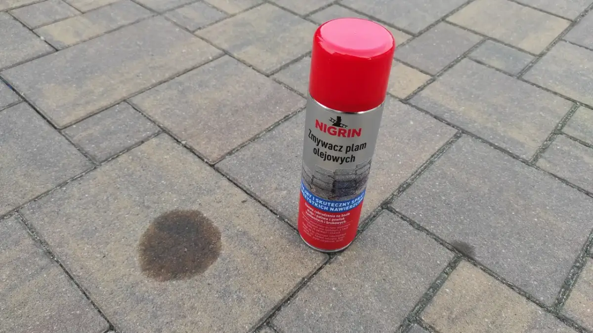 Jak usunąć plamy z oleju silnikowego z asfaltu - skuteczne metody