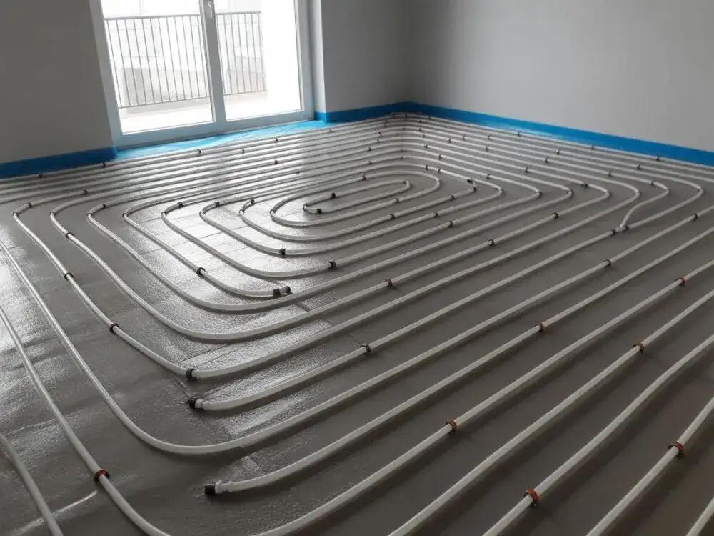 Wylewka na podłogówkę: Anhydryt czy cement? Jak wybrać i uniknąć błędów