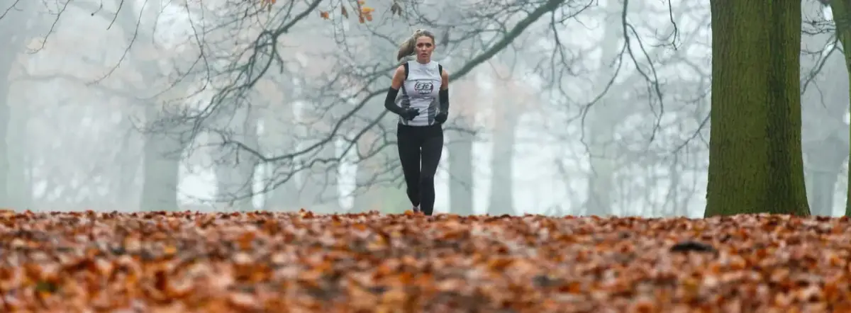 W czym biegać jesienią, aby uniknąć zimna i być widocznym?