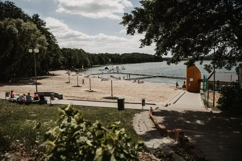 Jezioro w Sierakowie: Idealne miejsce na relaks i aktywny wypoczynek