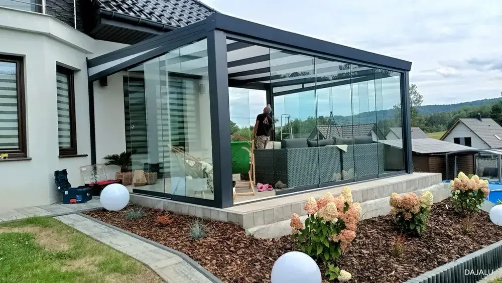 Zadaszenie tarasu z poliwęglanu: Zbuduj sam, uniknij błędów!