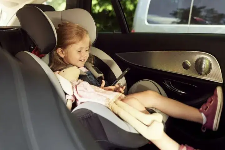 Od kiedy dziecko bez fotelika z przodu? Przepisy i bezpieczeństwo