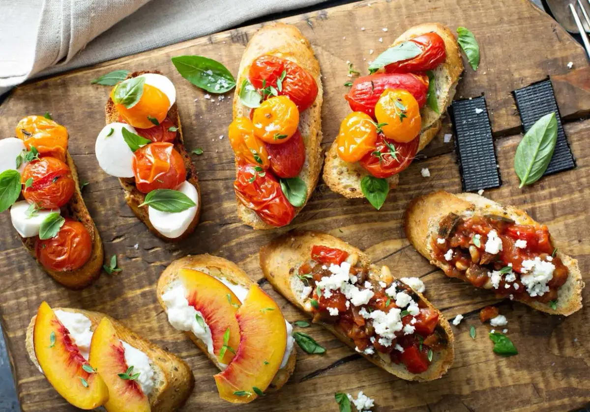 Letnie przekąski: bruschetty z pomidorkami i mozzarellą, brzoskwiniami i serem, a także z warzywnym ragout. Idealne co do grilla na zimno.