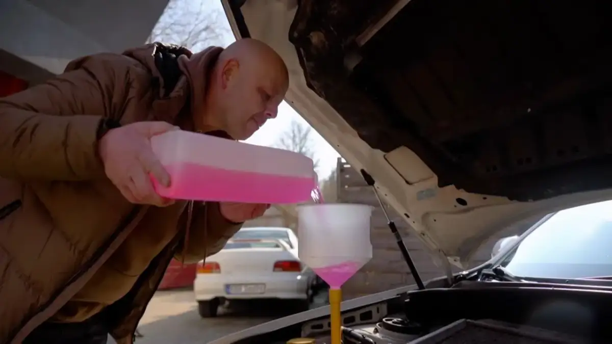 Twój silnik się grzeje? Skuteczne odpowietrzanie chłodnicy krok po kroku.