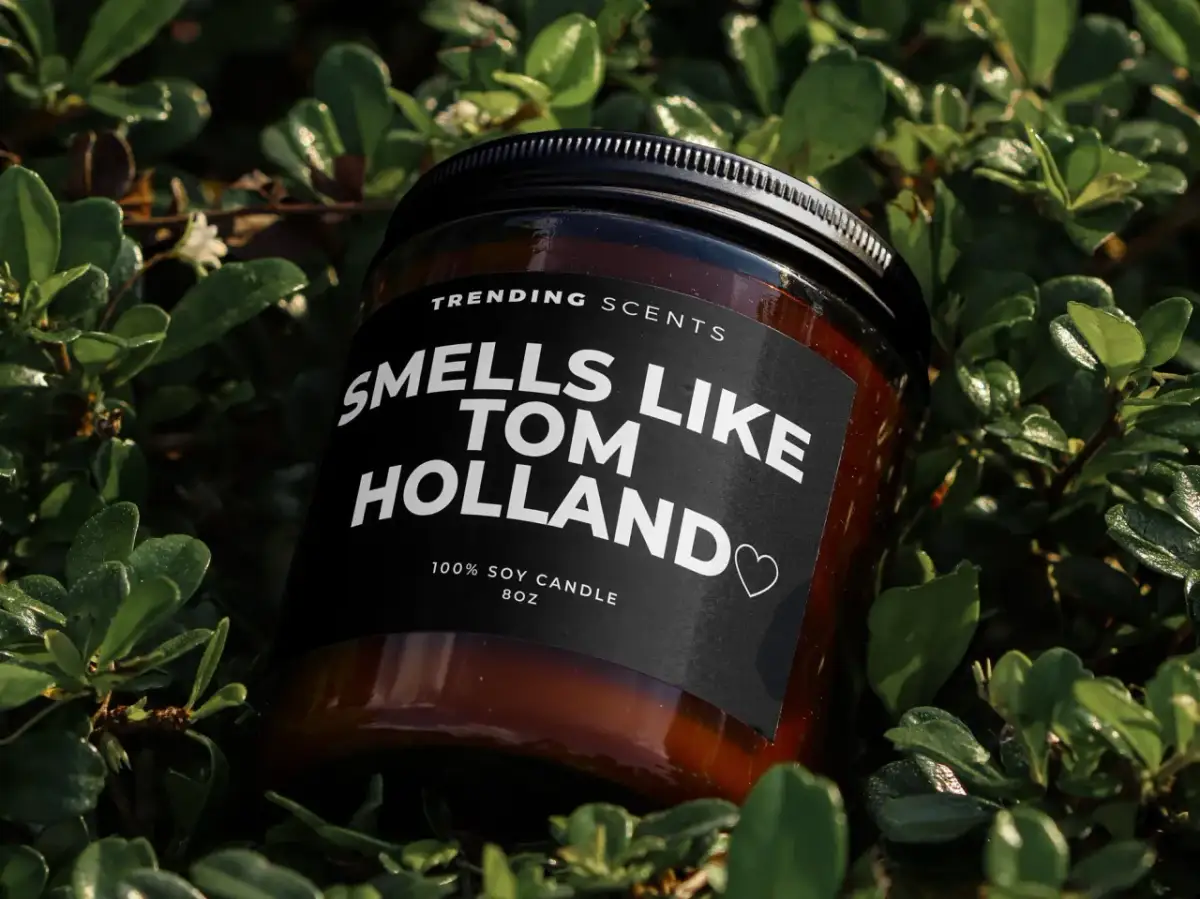 Świeczka o zapachu Toma Hollanda - idealny aromat dla fanów
