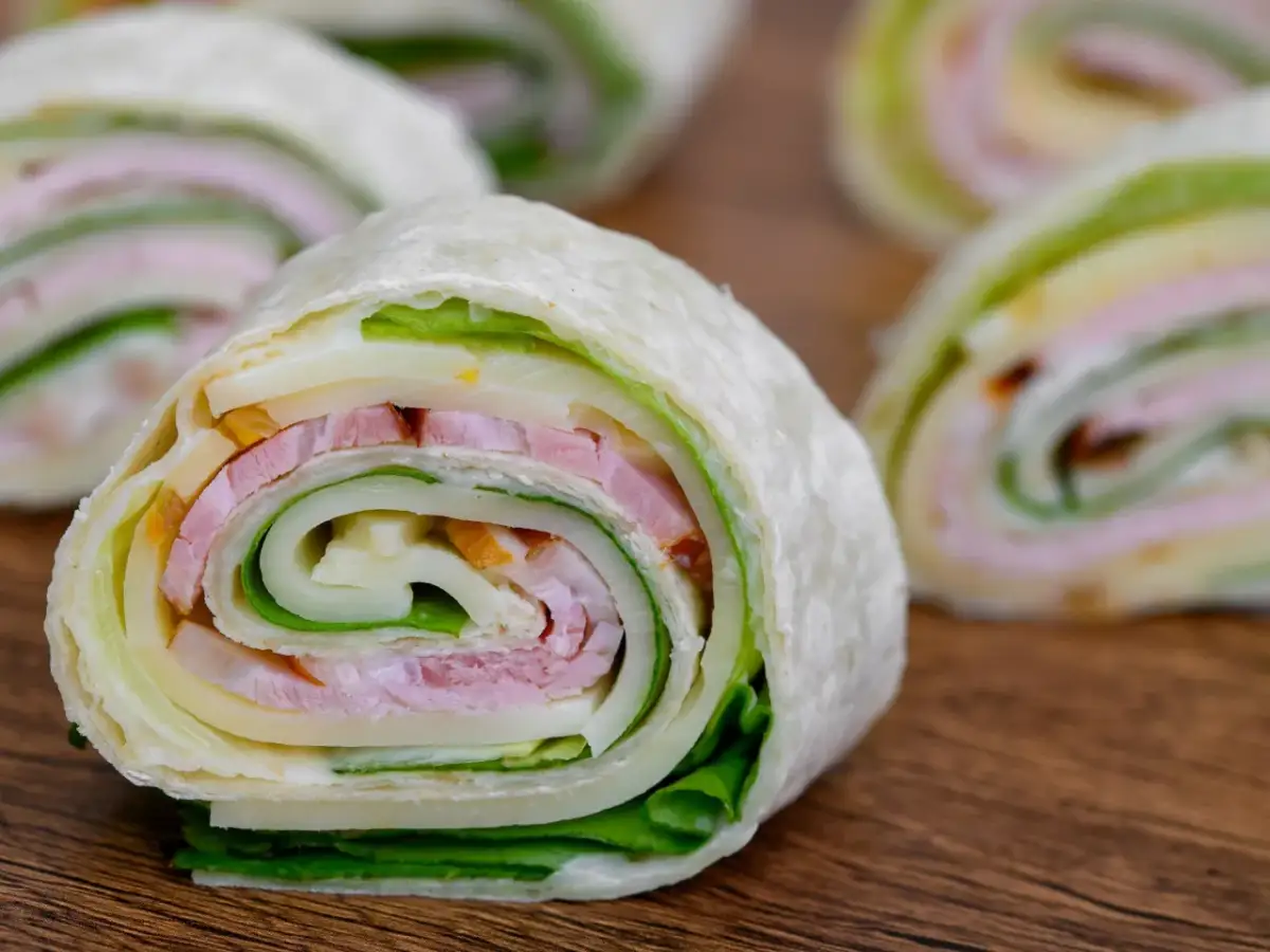 Myślę, że "Przekąski z tortilli: 15+ szybkich przepisów. Zaskocz gości!" będzie idealne.