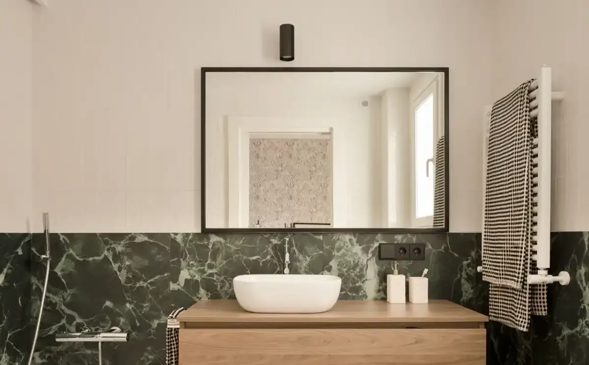 Transforma tu baño pequeño: ideas modernas y funcionales que amarás