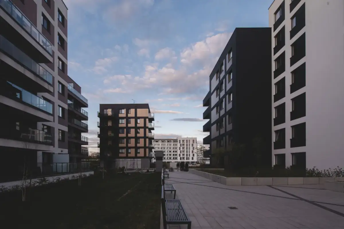 Mieszkania bezczynszowe – co to znaczy i jakie niosą ryzyko?