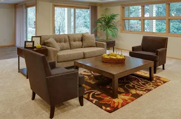 Jaki kolor fotela do beżowej kanapy? Oto kolory, które zachwycą