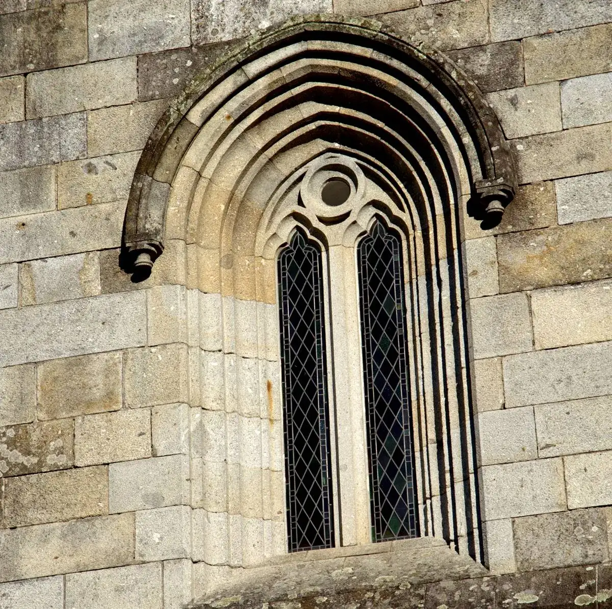 Czym wypełniano okna gotyckich kościołów? Niezwykłe materiały i ich historia