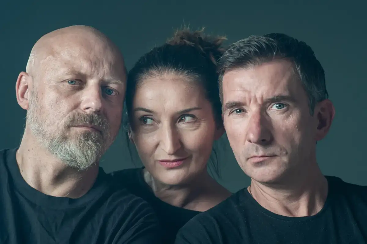 Trójka artystów kabaretu Mumio, jakby po porannej kawusi, patrzy w obiektyw z różnymi wyrazami twarzy.