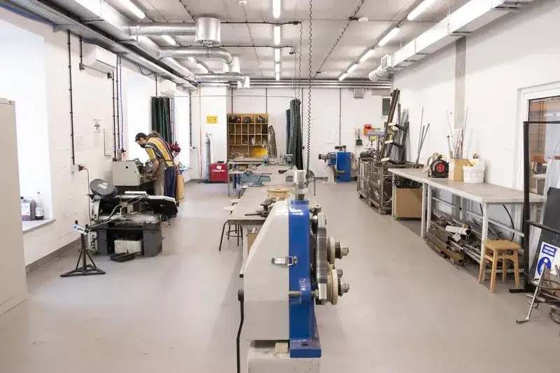 Jak urządzić warsztat ślusarski, aby uniknąć chaosu i zwiększyć bezpieczeństwo