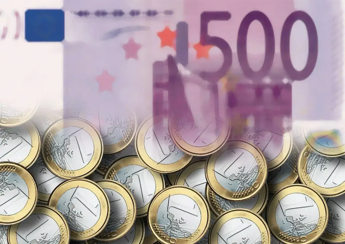 Belgia, jak wiele krajów UE, używa euro. Na zdjęciu monety i banknot 500 euro.