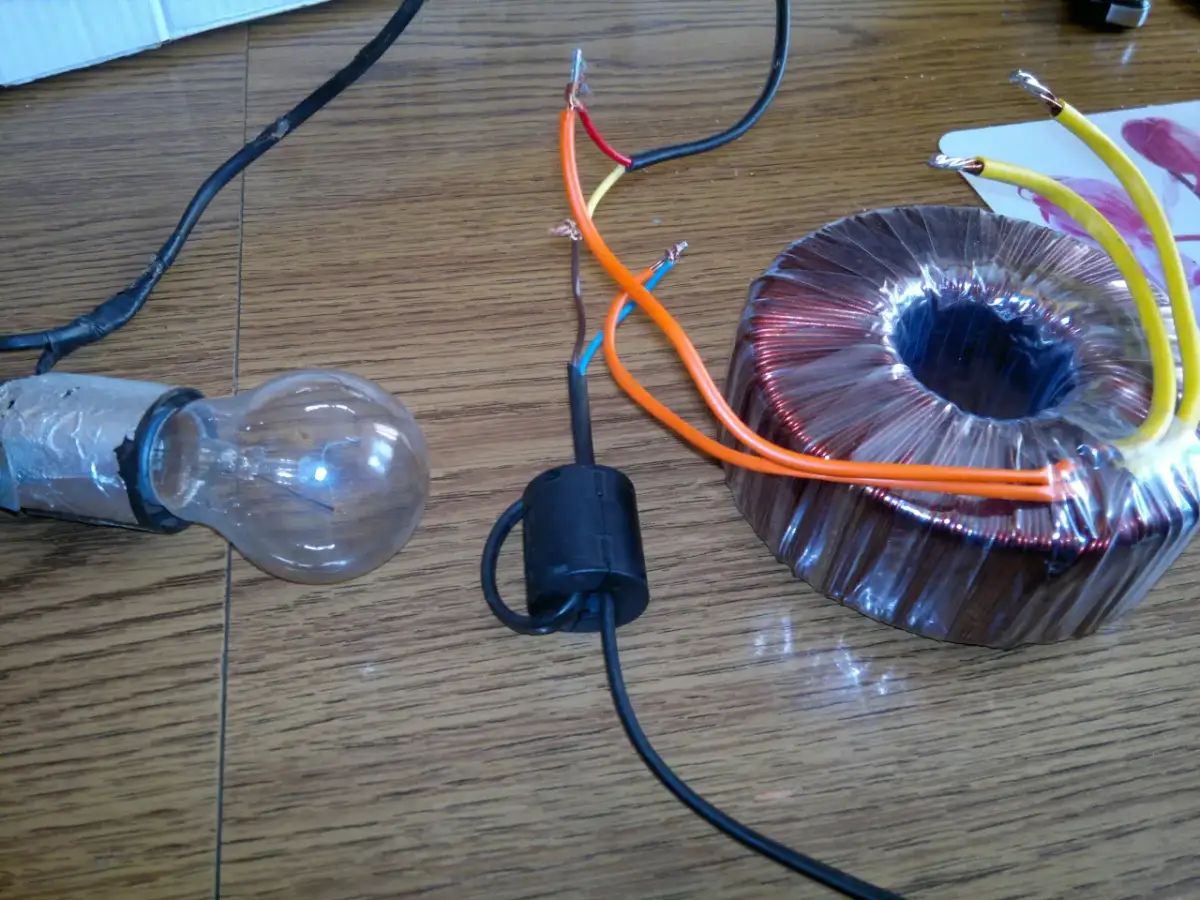 Transformator buczy? Odkryj, jak działa i co oznacza ten dźwięk