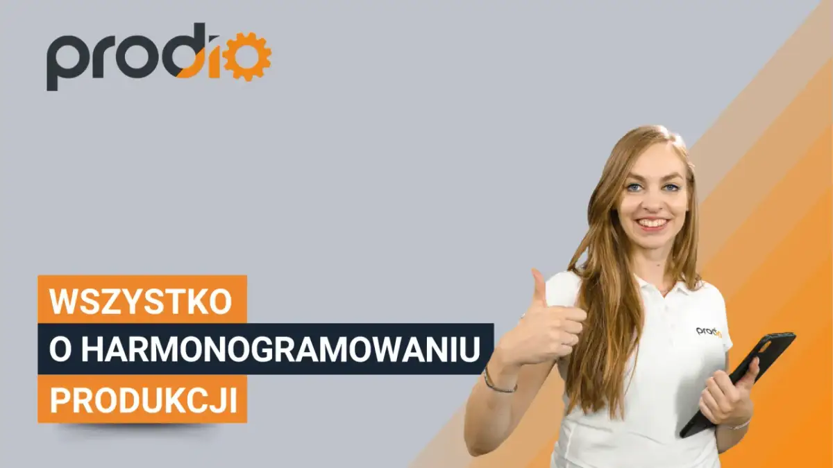 Uśmiechnięta kobieta pokazuje kciuk w górę obok napisu "Wszystko o harmonogramowaniu produkcji". Logo "prodio" na koszulce.
