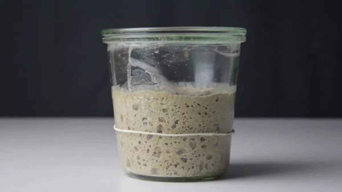 Twój zakwas pachnie acetonem? To głód! Jak go uratować?