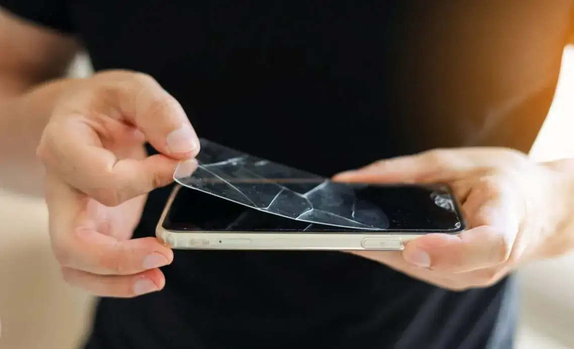 Usuń pęknięte szkło z aparatu telefonu zrób to sam bezpiecznie!