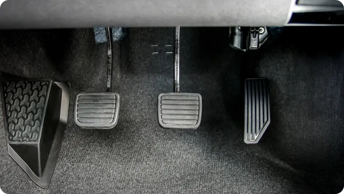 Pedały w aucie: Gdzie, co i jak? Poradnik dla początkujących