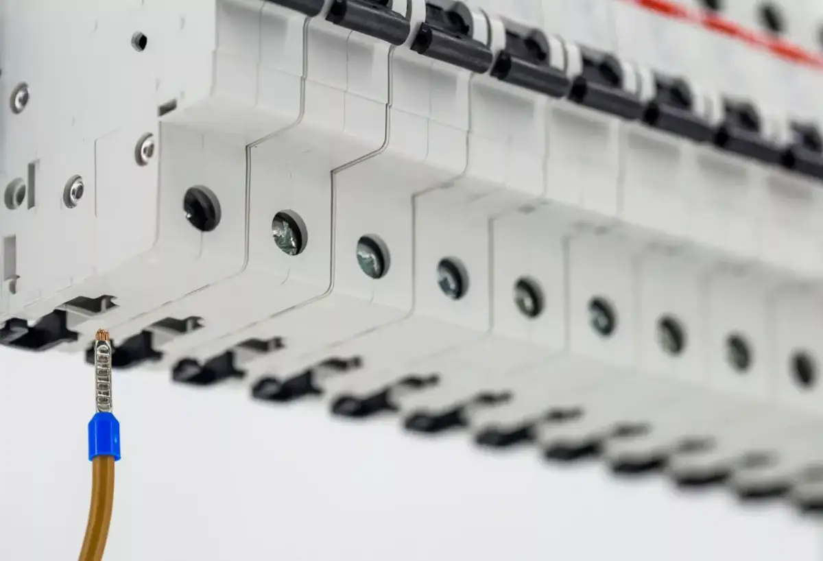Ile kosztuje montaż skrzynki elektrycznej? Poznaj ceny i czynniki