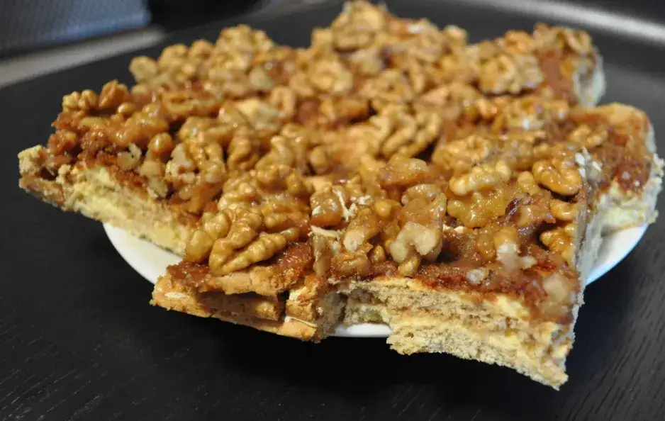 Pyszny przepis na ciasto z orzechami i karmelem, które zachwyci każdego