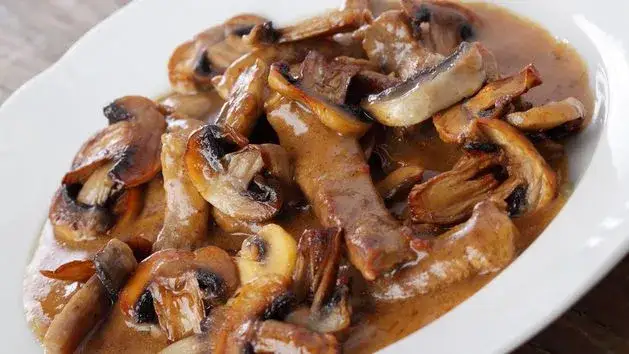 Łopatka wieprzowa na obiad: 12 przepisów na soczyste i kruche dania