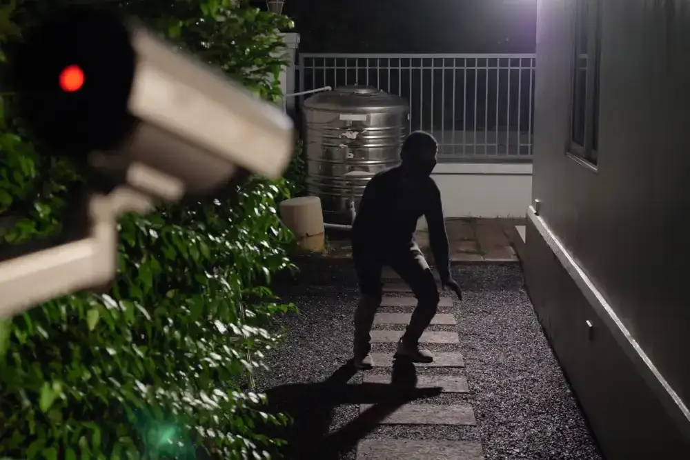 Jak złodzieje obserwują mieszkania i jak się przed tym bronić