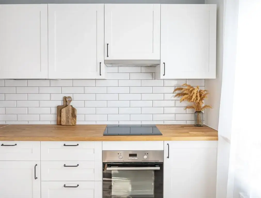 Biała kuchnia: Jaka ściana między szafkami? Inspiracje i porady