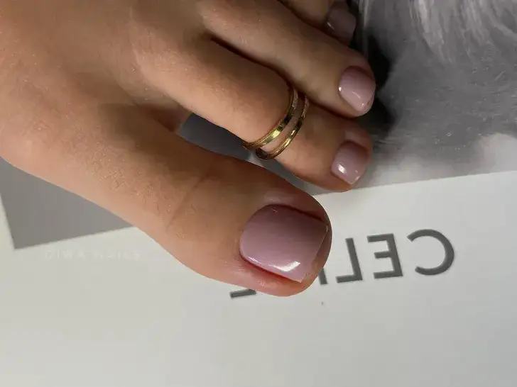 Idealny manicure do złotych butów? Odkryj sekrety stylizacji!