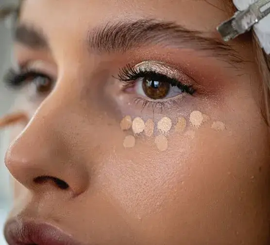 Korektor pod oczy bez zmarszczek? TOP produkty i triki wizażystów!