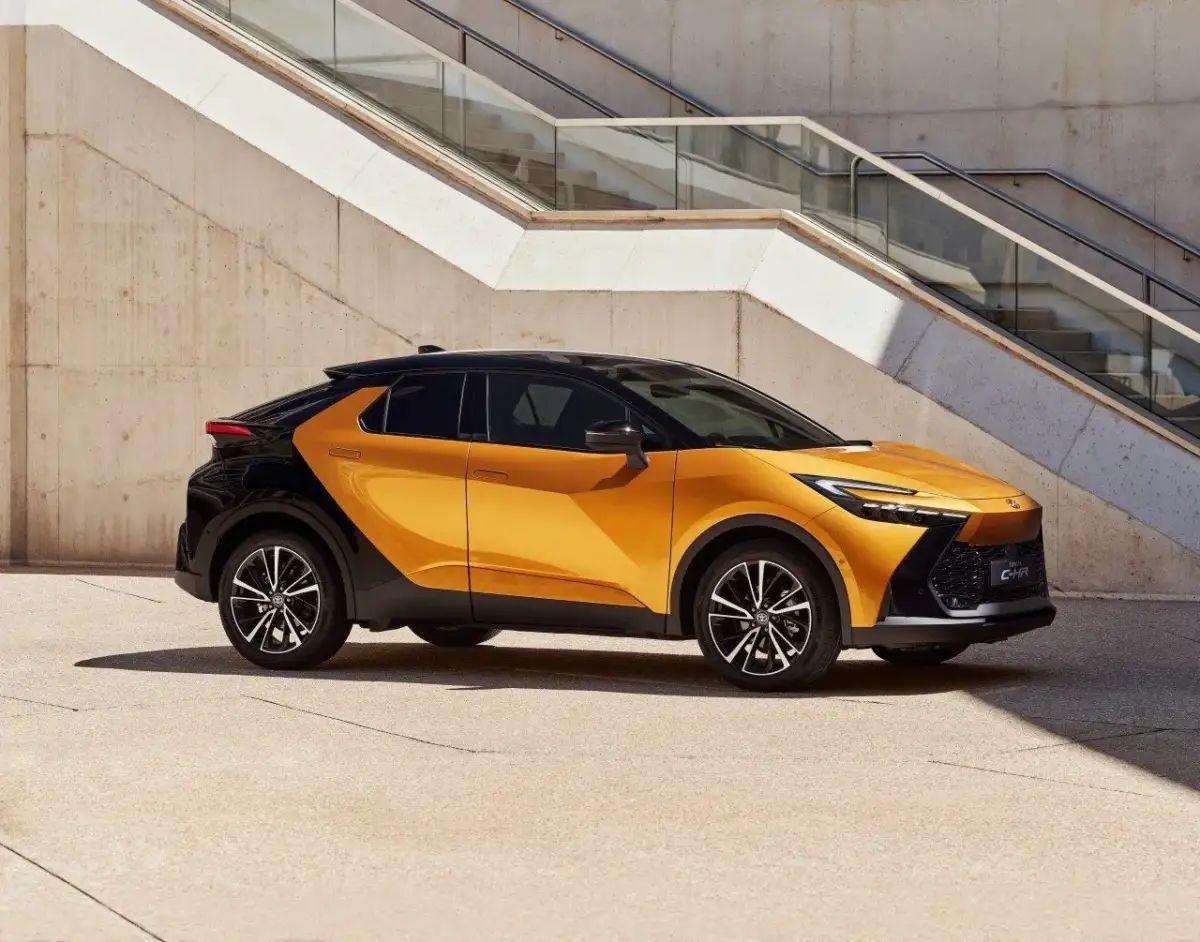 Cena Toyoty C-HR Hybrid od 120 700 zł? Zobacz, jak obniżyć koszt!
