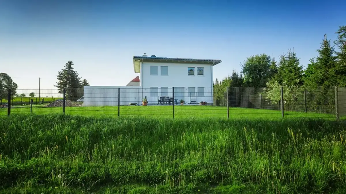 Siatka czy panele cena – które ogrodzenie wybrać bez zbędnych wydatków?