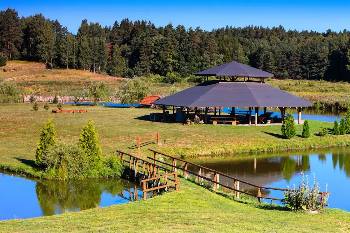 Gdzie na ryby z noclegiem? Najlepsze łowiska i agroturystyki