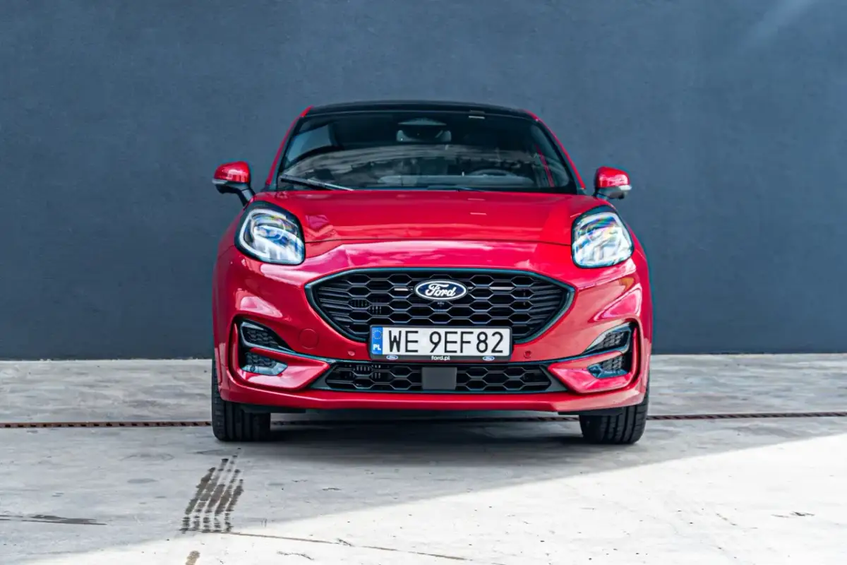 Czerwony Ford Puma z bliska, z tablicą rejestracyjną WE 9EF82. Idealny do miasta, poznaj jego ford puma wymiary.