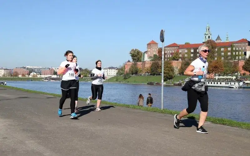 Bieganie w Krakowie: Trasy, grupy, imprezy. Twój biegowy raj!