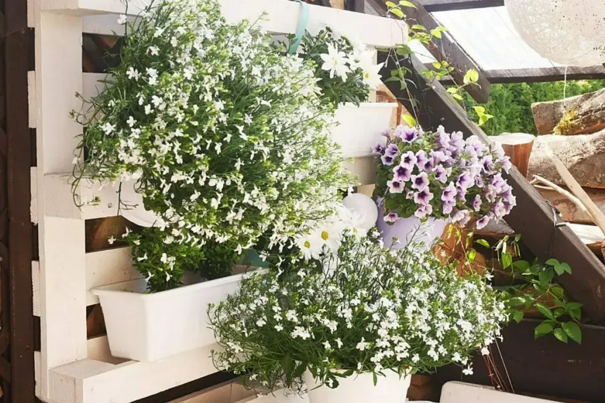 Kwietnik z palet: Jakie kwiaty wybrać? Porady i inspiracje!