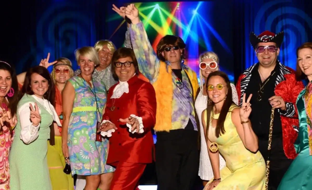 Impreza w stylu lat 70 - jak stworzyć niezapomniane wspomnienia