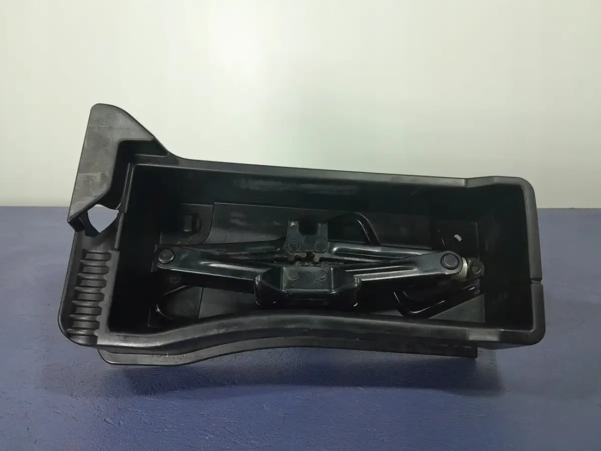 Gdzie jest schowany lewarek w toyocie yaris? Oto odpowiedź, którą musisz znać