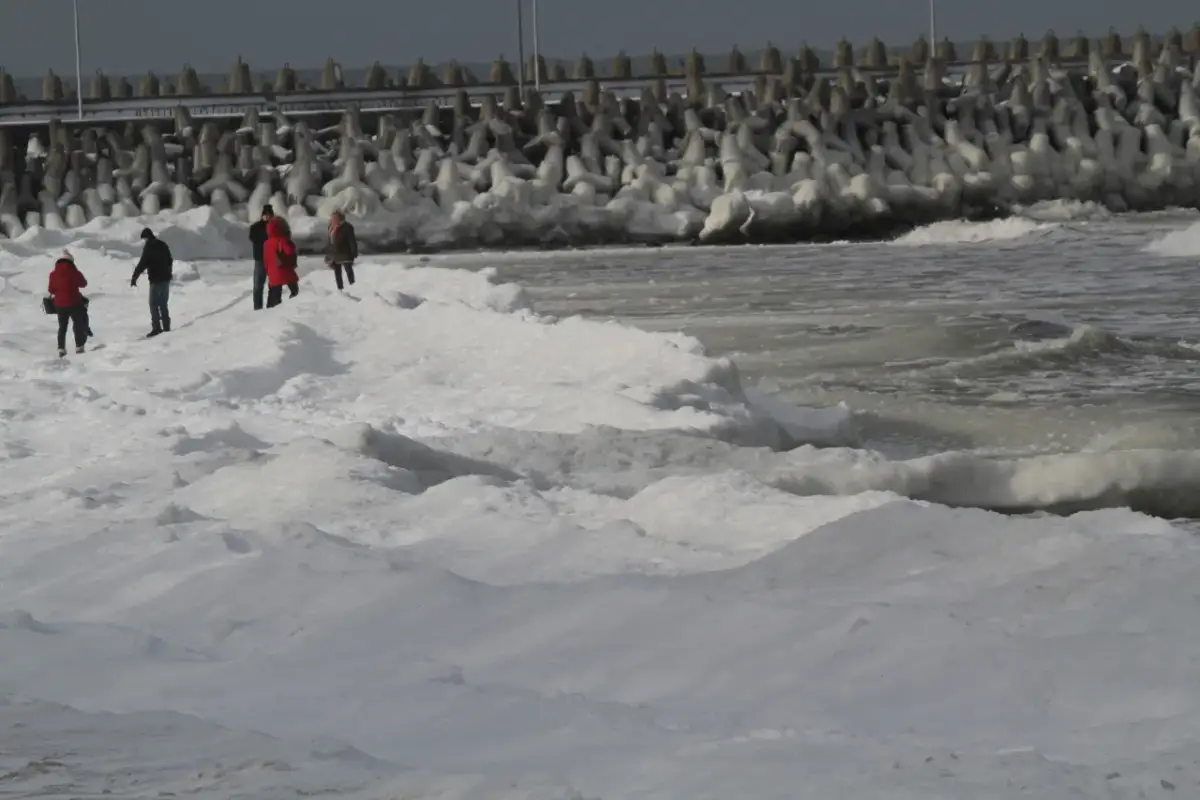 Bałtyk zamarza: Gdzie i kiedy? Pełna prawda o lodzie na morzu