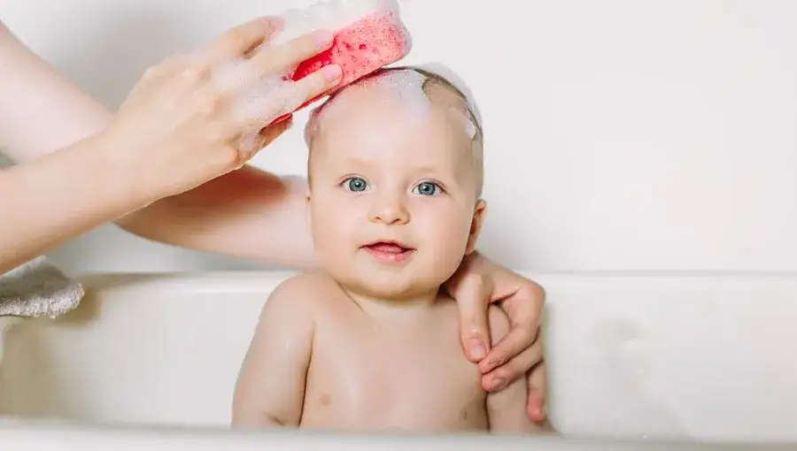 Kiedy wycierają się włosy u niemowlaka? Poznaj ważne etapy procesu
