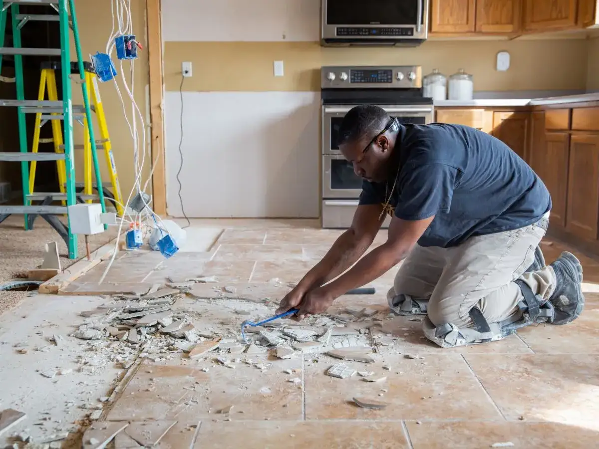 Gdzie wyrzucić kafelki po remoncie? Legalnie i bez mandatu!