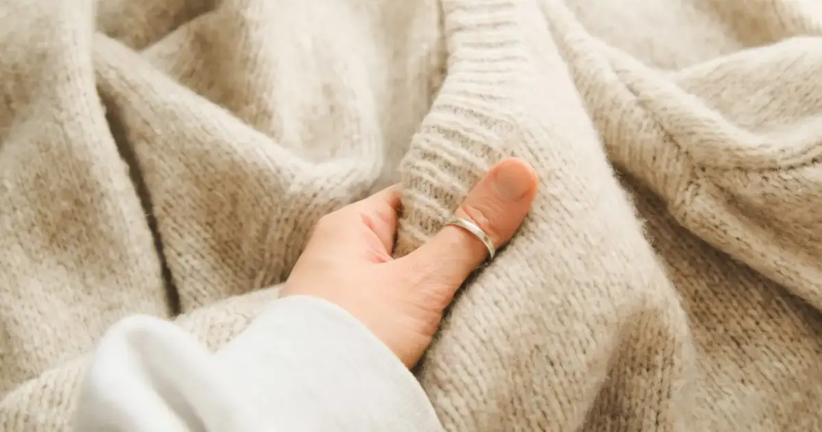 Miękki, beżowy sweter sfilcowany. Co zrobić, by przywrócić mu dawny wygląd? Delikatne pranie i pielęgnacja to klucz.