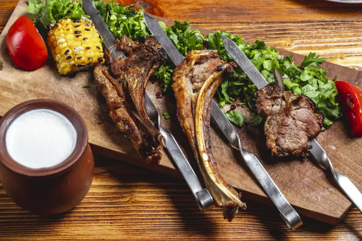 Idealne surówki do jagnięciny, które podkreślą jej smak i aromat