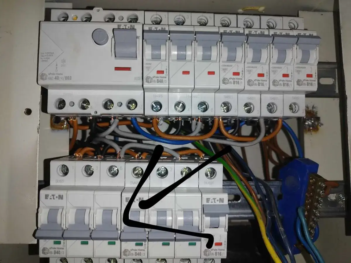 Instalacja elektryczna z wyłącznikami i przewodami. Zastanawiasz się, ile kosztuje podlicznik? To zależy od wielu czynników, ale warto sprawdzić oferty.